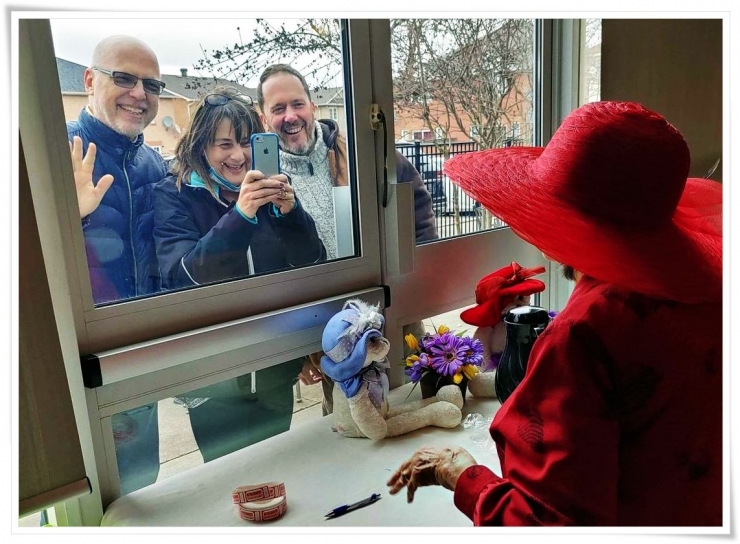 Silaturahmi bersekat jendela kaca tetap menghadirkan kegembiraan bagi yang berkunjung maupun dikunjungi (dok.Toronto Star/ed.WS)