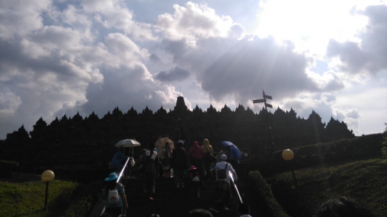 Kunjungan saya ke Candi Borobudur di tahun 2017 lalu, menarik banyak wisatawan di setiap harinya (Foto: Dokumen Pribadi).