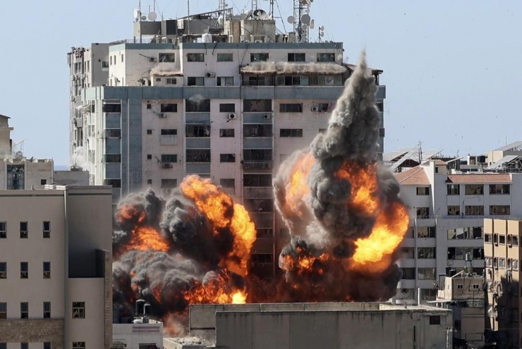 Gedung berbagai media internasional yang berada di Gaza dibom Israel. Sumber : The Associated Press