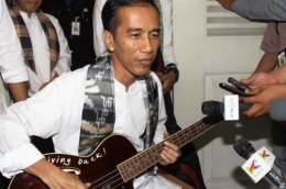 Presiden Joko Widodo mahir pula bermain gitar I Kompas.com