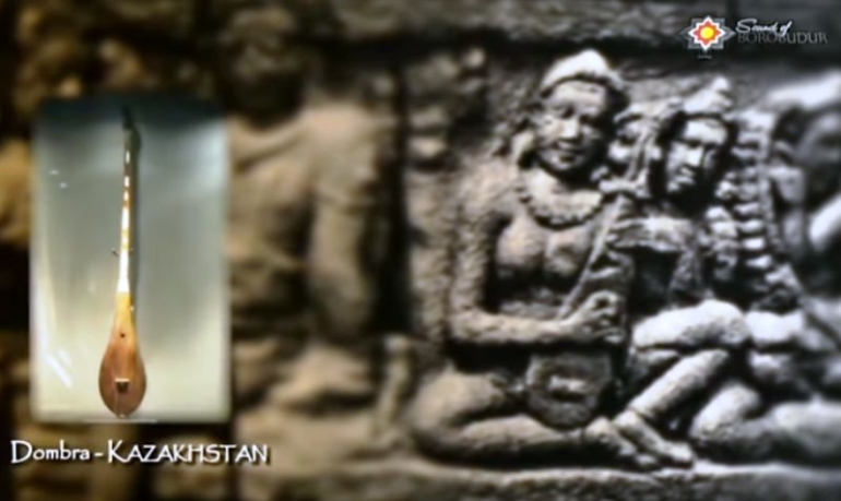 Dombra alat musik Kazakhstan yang ditemukan pada rilief Candi Borobudur I Screenshot Yutube 