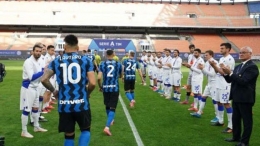 Para pemain Sampdoria melakukan aksi guard of honor kepada pemain Inter Milan yang berhasil menjadi kampiun Serie A Italia musim ini. Sumber foto: MSN.com