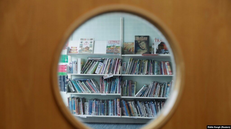 Ilustrasi. Buku-buku terlihat melalui jendela perpustakaan tertutup di Sekolah Dasar Watlington, Inggris, 21 Mei 2020. (Foto: Reuters/Eddie Keogh) 