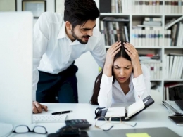 Karyawan yang Stres Karena Disepelekan Atasan. Sumber Envatoelements/nd3000 