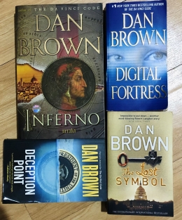 Sebagian koleksi buku novel karya Dan Brown | Foto milik pribadi