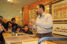 demonstrasi mengolah Papirus ( dok pri )