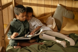 Keluarga menjadi tempat awal untuk membangun minat baca anak. Orangtua mempunyai peran penting dalam mendorong anak-anak agar bisa mempunyai minat membaca sejak usia dini. Sumber foto: cottonbro via Pexels.com