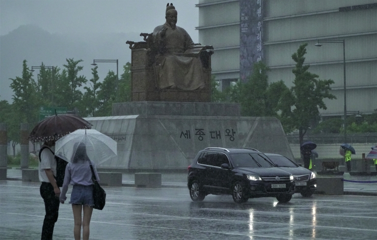 Sepasang remaja sedang menatap patung Raja Sejong di Taman Gwanghammun, Seoul Korea. foto oleh Ivan Adilla 