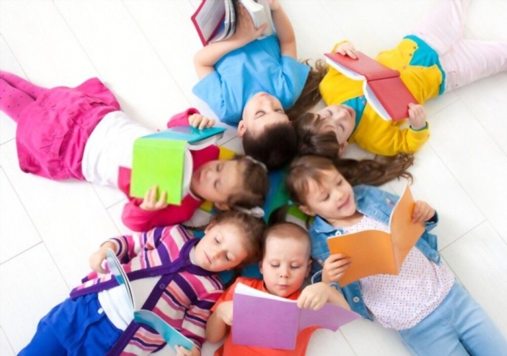 Sekelompok anak membaca bersama | Sumber: shutterstock