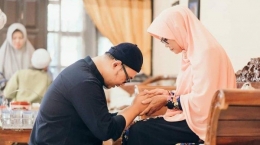 Saat Idul Fitri tiba, manfaatkan kesempatan silaturahmi dengan orangtua dan saudara sebaik-baiknya (ilustrasi: tribunnews.com)