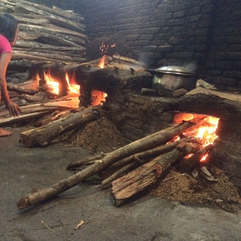 Ilustrasi cara membakar ayam dengan tungku tanah liat dan kayu bakar (sumber foto travelingyuk.com)