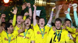Pemain Borussia Dortmund merayakan gelar juara DFB Pokal 2021. (via Getty Images)