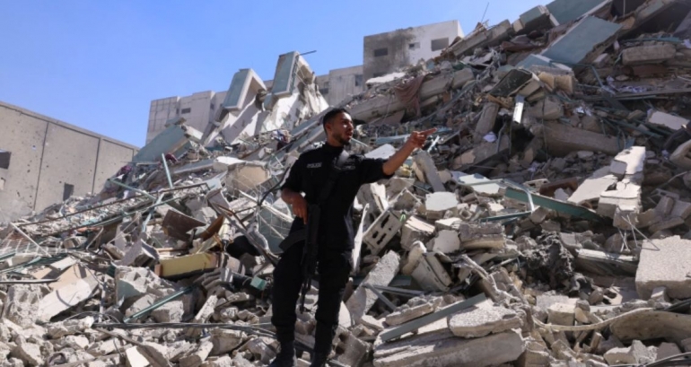 Polisi Palestina di reruntuhan al-Jalla Tower (Sumber: Reuter)