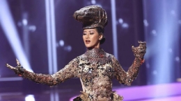 Wakil Indonesia di ajang kecantikan Miss Universe 2020, Ayu Maulida Putri unjuk kebolehan dengan kostum nasional komodo. (Getty Images via AFP/RODRIGO VARELA)