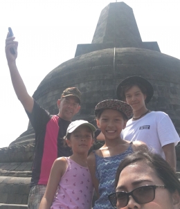 Berkunjung ke Borobudur bersama keluarga (dok.Gana)