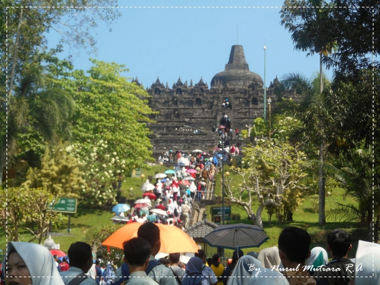 Borobudur kala itu, penuh dengan lautan manusia yang hendak berwisata (Dok.Pri)