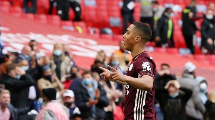 Tielemans berselebrasi atas gol spektakulernya. Sumber: Twitter/Leicester City