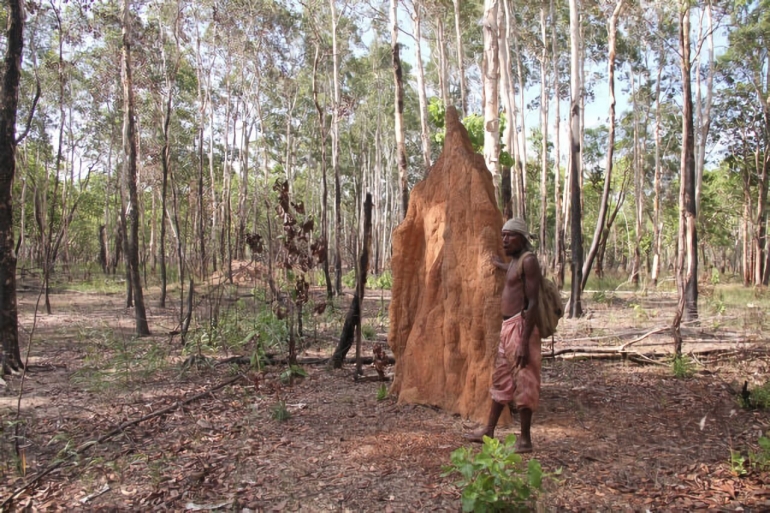 Seorang warga Suku Kanume yang sedang memperlihatkan salah satu Karu (sumber : kumparan.com/bumi-papua)
