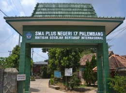 Gerbang SMA Plus Negeri 17 Palembang. Sumber: orator.id