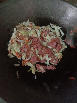 Tumis sayuran dan tambahkan daging kornet (dokpri)