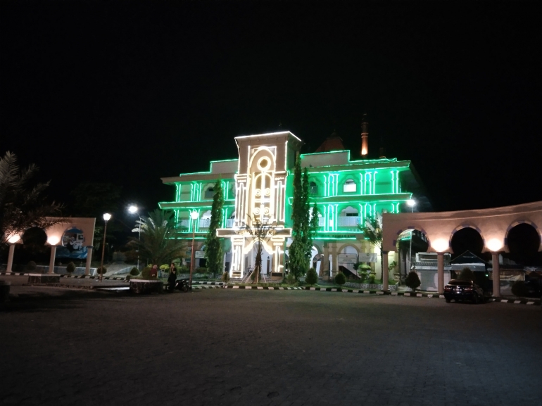 Masjid Agung Al Mabrur (MAM) di akota Ungaran, Kabupaten Semarang, bertabur lampu hias di malam hari