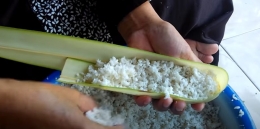 Cara melipat janur dan memasukkan beras ketan - tangkapan layar dari YouTube.