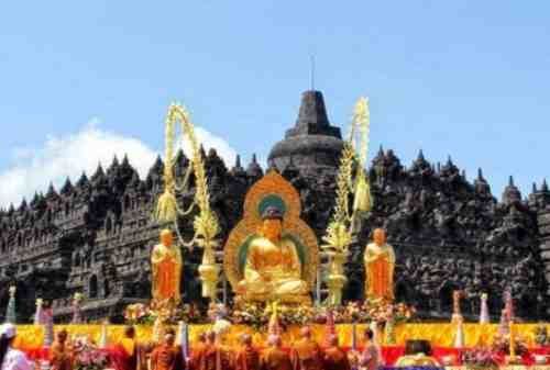 Sebuah ritual Waisak Di Candi Borobudur (finansialku.com)