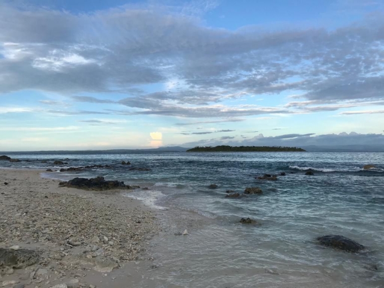 Pulau-pulau kecil sekitar menjadi pemandangan indah saat petang menjelang/Dokpri