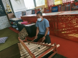  Latihan musik tradisional di Perpustakaan Bu Made (dok.pribadi).