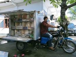 Dengan sepeda motor rodatiga, siap mendekatkan buku dengan pemustaka (dok.pribadi). 