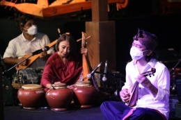Trie Utami dan Dewa Budjana, serta musisi lain yang memainkan alat musik replika dari relief Candi Borobudur | Foto : Warta Magelang.com