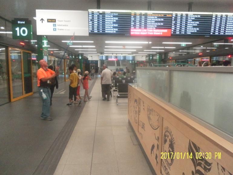 Ruangan dengan jadwal bus tertera dilayar atas (dok pribadi)