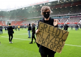 Demonstrasi para pendukung Manchester United di Old Trafford. (via reuters.com)