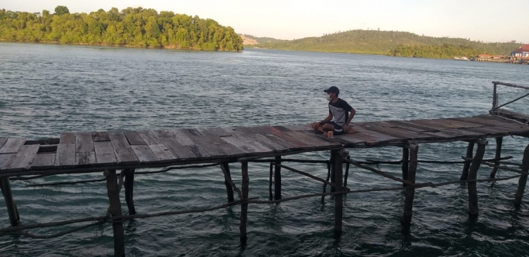 Jembatan kayu kelong almira. (Foto: Dokumentasi Pribadi)