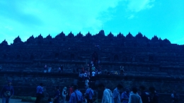 Perjalanan menuju puncak Candi Borobudur bisa memiliki motivasi tersendiri (Foto: Dokumen Pribadi).