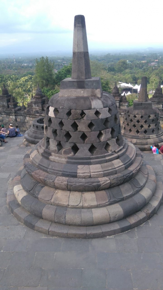 Bangunan Stupa Candi Borobudur selalu menjadi bagian menarik yang sayang jika dilewatan (Foto: Dokumen Pribadi).