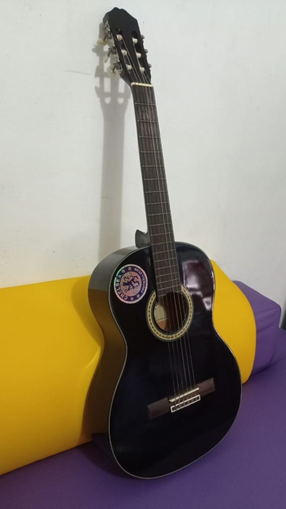 Gitar merupakan alat musik yang mudah didapat karena harganya terjangkau (Foto: Dokumen Pribadi).