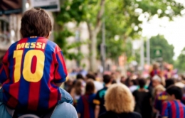 Fan Messi asyik menonton pertandingan sepak bola (istock foto Pixabay)