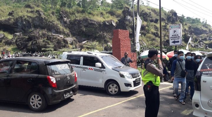 Petugas kepolisian mengatur arus lalu lintas jalur Linggarjati-Cibeureum(dokpri)