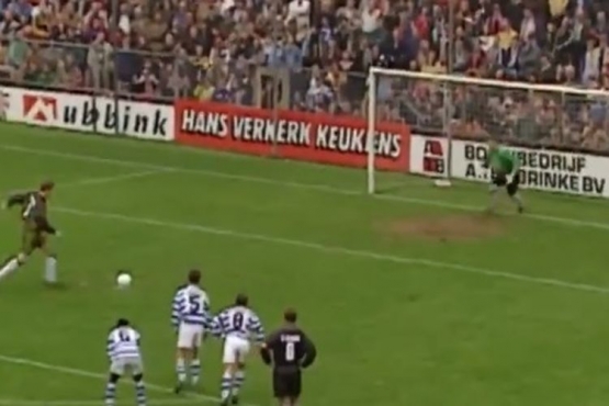 Gol penalti Van der sar tahun 1998 (Source : Bolasport)