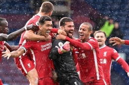Liverpool diselamatkan oleh gol tandukan kiper Alisson Becker untuk meraih kemenangan 2-1 saat bertandang ke kandang West Brom di Stadion Hawthorns, Minggu (16/5/2021) malam WIB.(AFP/LAURENCE GRIFFITHS) via kompas.com