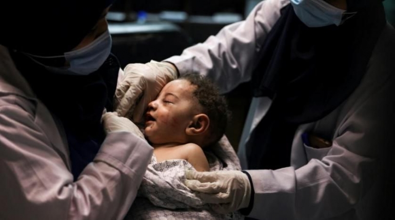 Bayi berumur 5 bulan yang berhasil diselamatkan dari reruntuhan bangunan akibat serangan Israel di Gaza yang menyebabkan Ibu dan keluarga bayi meninggal dunia. Photo: AFP.