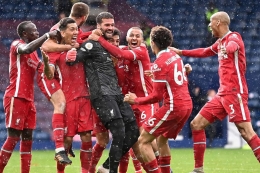 Pemain-pemain Liverpool merayakan gol yang dicetak kiper Alisson Becker. Liverpool menang 2-1 atas West Bromwich Albion di laga pekan ke-36 Liga Inggris, Minggu (16/5) malam/Foto: Goal.com/Getty Images