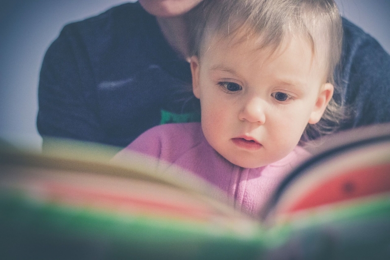 Membaca buku sebagai orang tua bersama anak bermanfaat dan membawa kebahagiaan (StockSnap/Pixabay)