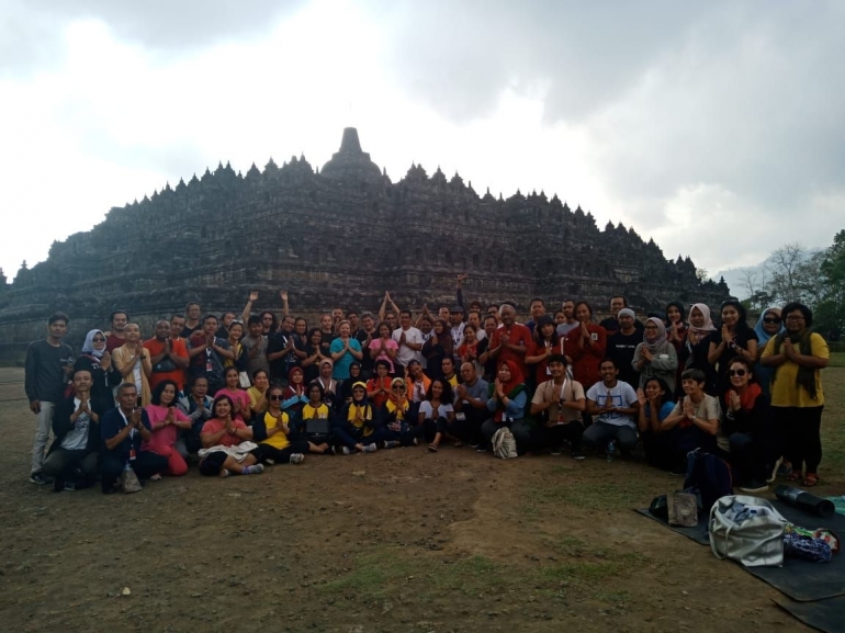 Gambar 3 :  Para penulis dan sastrawan Borobudur Writers Festival  berfoto bersama di depan candi borobudur doc. edrida 2019
