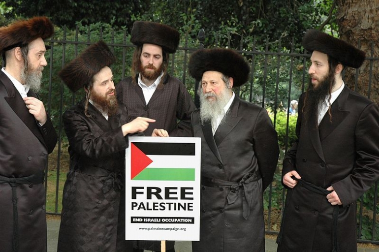 Anggota kelompok ortodoks Yahudi, Neturei Karta memprotes pendudukan Israel atas Palestina- Peter Muliggan lisensi CC 2.0 