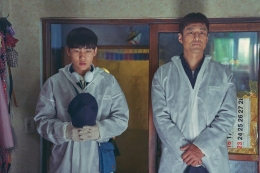 Han Jeong U (Ji Jin Hee) dan anaknya, Han Geu Ru (Tang Joon Sang) yang menderita sindrom Asperger. (Netflix)