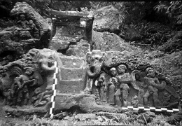 Salah satu candi kuno di Gunung Penanggungan pada 1983 (Dokpri)