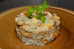 Ilustrasi jamur matsutake yang dimasak dengan nasi (Pixabay)