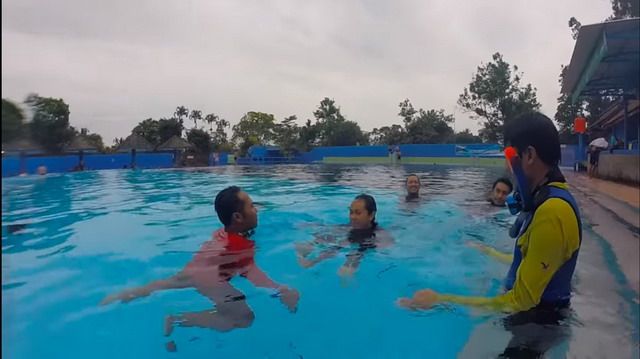 Latihan renang survival (Dokumentasi pribadi).